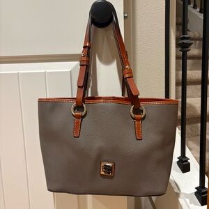 DOONEY & BOURKE Pebble Grain Leather Purse Small Briana in Elephant Red Lining